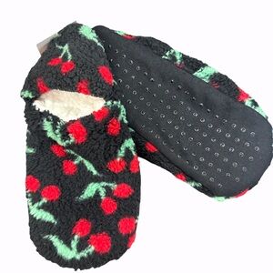 2 PAIRS Womens Target Slipper Socks
M/L 8-10
Black/Red Cherry Fuzzy Grippers
NWT